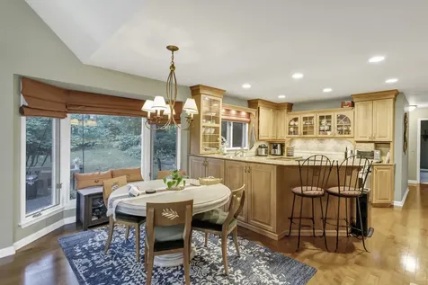 985 Chapel Court N Glen Ellyn IL 60137