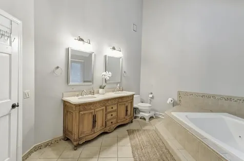 985 Chapel Court N Glen Ellyn IL 60137