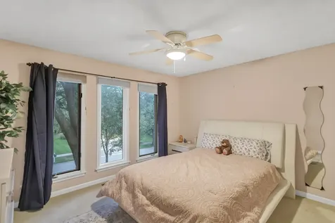 985 Chapel Court N Glen Ellyn IL 60137