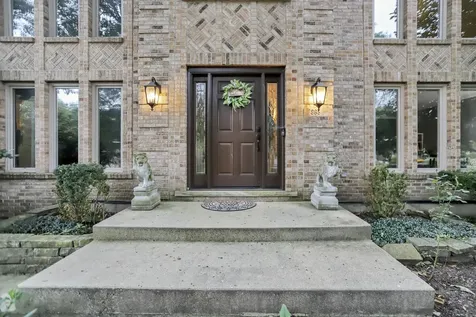 985 Chapel Court N Glen Ellyn IL 60137