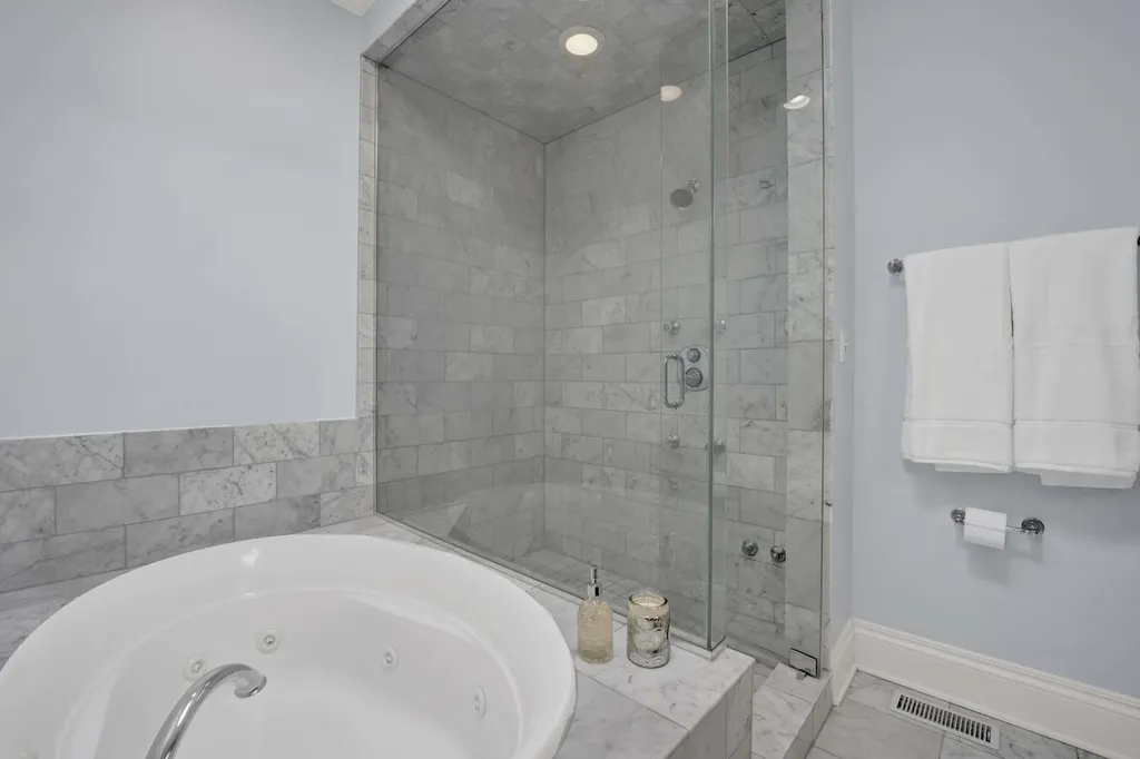 1825 West Sunnyside Avenue Chicago IL 60640