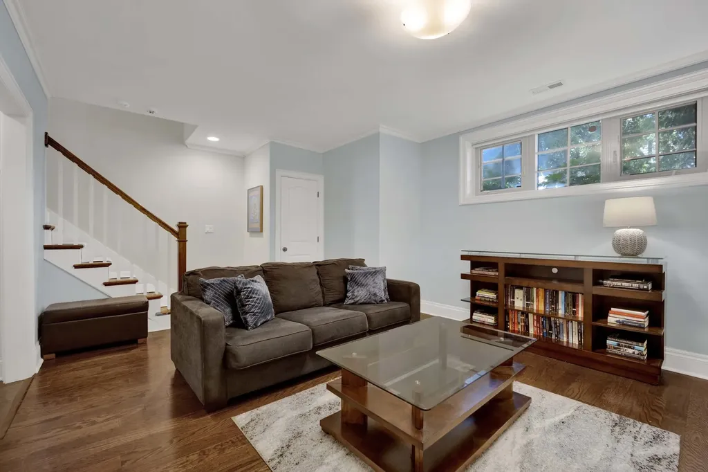 1825 West Sunnyside Avenue Chicago IL 60640