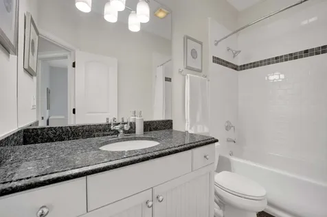 1825 West Sunnyside Avenue Chicago IL 60640