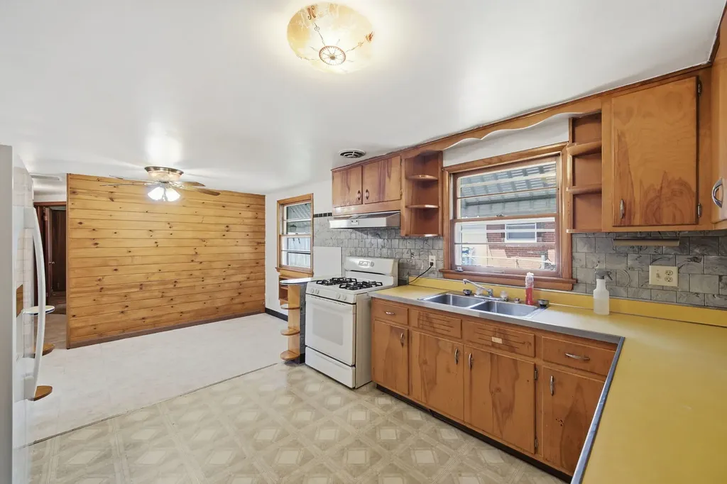 934 Pennsylvania Avenue Aurora IL 60506