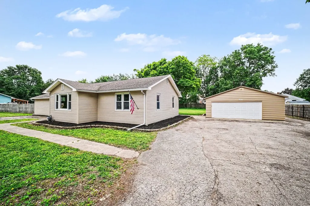 936 Old Indian Trail Aurora IL 60506