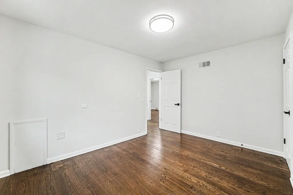 936 Old Indian Trail Aurora IL 60506