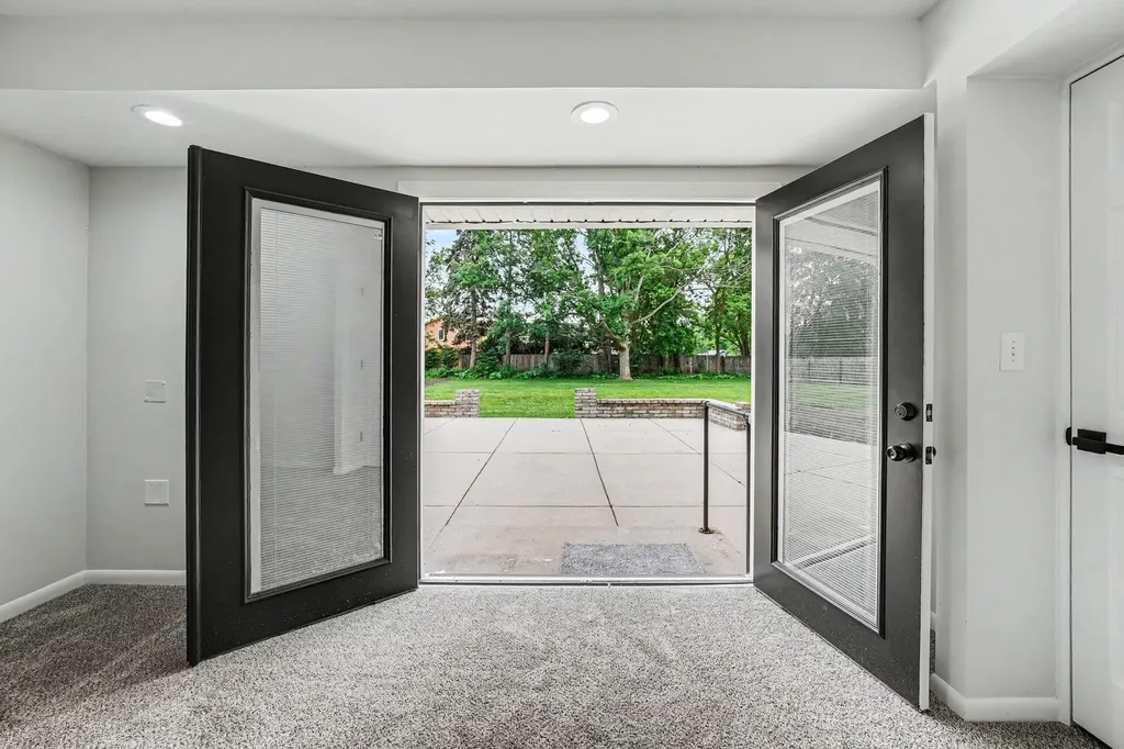 936 Old Indian Trail Aurora IL 60506