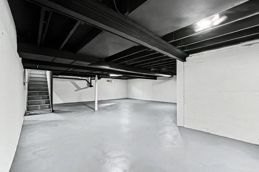 936 Old Indian Trail Aurora IL 60506