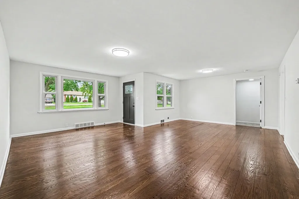 936 Old Indian Trail Aurora IL 60506