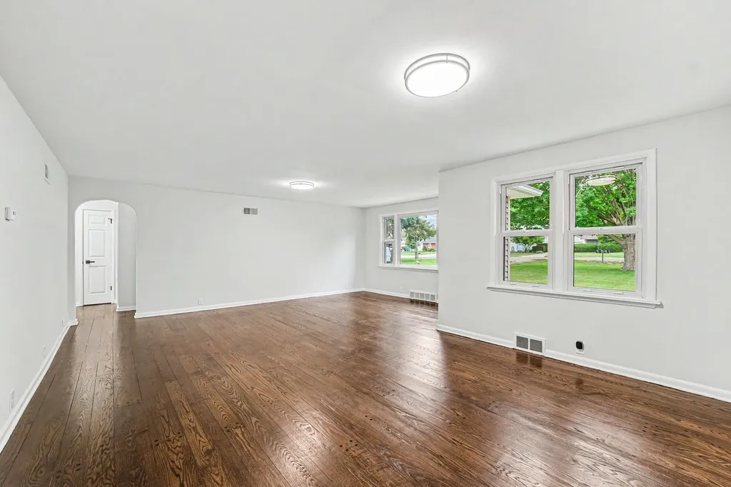 936 Old Indian Trail Aurora IL 60506