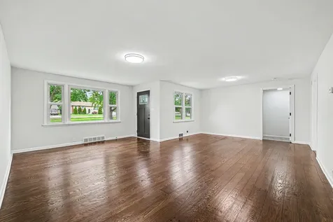 936 Old Indian Trail Aurora IL 60506
