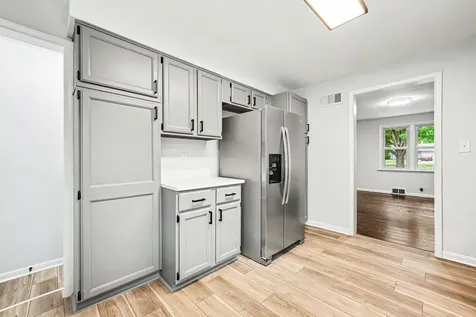 936 Old Indian Trail Aurora IL 60506