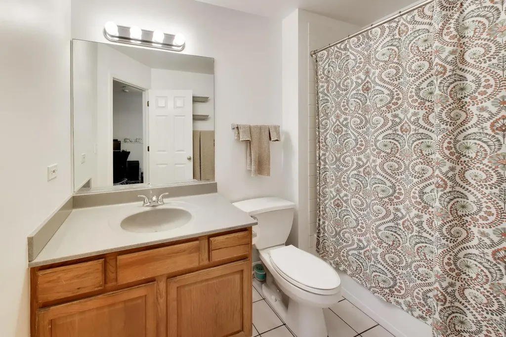 2011 West Chase Avenue Chicago IL 60645