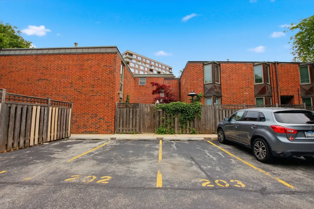 2170 North Lincoln Avenue Chicago IL 60614