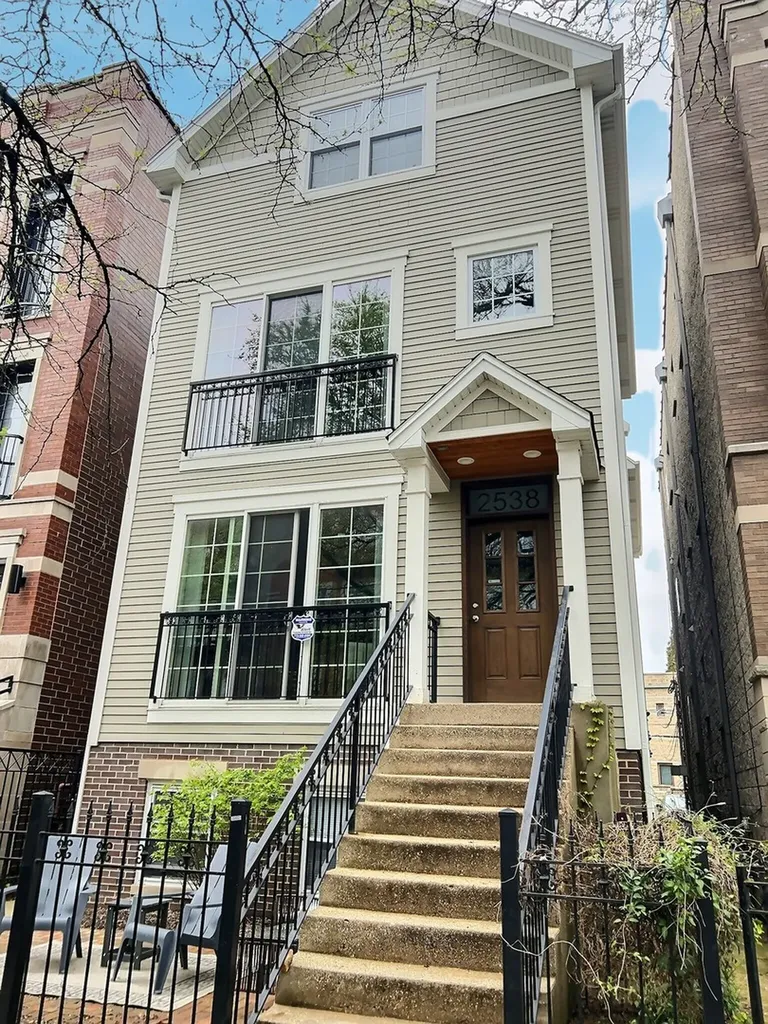 2538 North Southport Avenue Chicago IL 60614