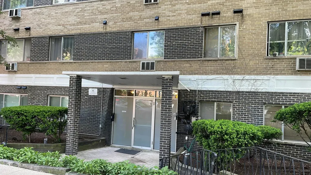 7306 North Winchester Avenue Chicago IL 60626
