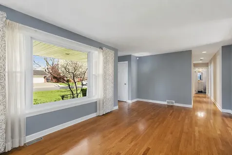 629 North Wren Avenue Palatine IL 60067