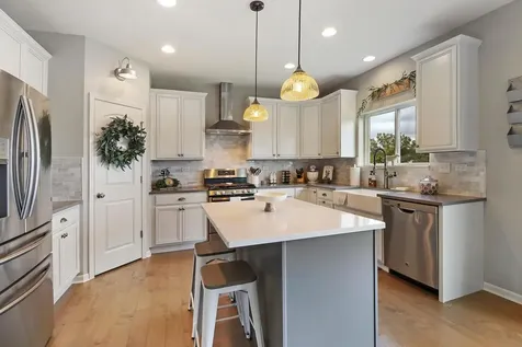 260 East Parkland Drive Island Lake IL 60042