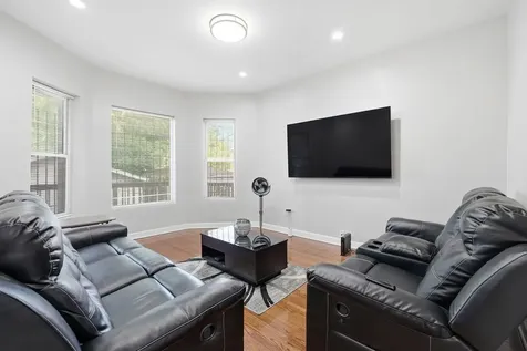 6127 South Champlain Avenue S Chicago IL 60637