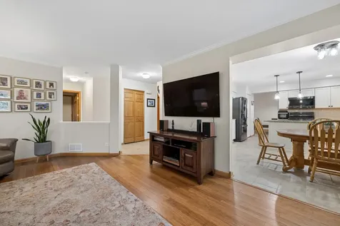 606 Arlington Lane South Elgin IL 60177
