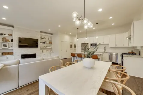 4839 North Damen Avenue Chicago IL 60625