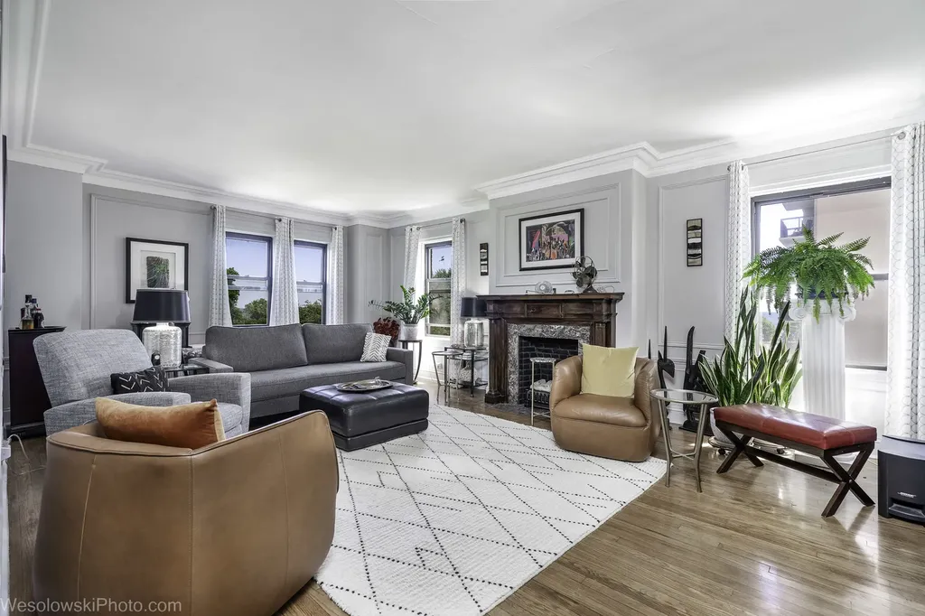 6700 South Crandon Avenue Chicago IL 60649