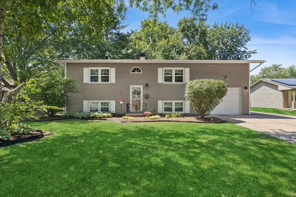 725 Wiltshire Court Crystal Lake IL 60014