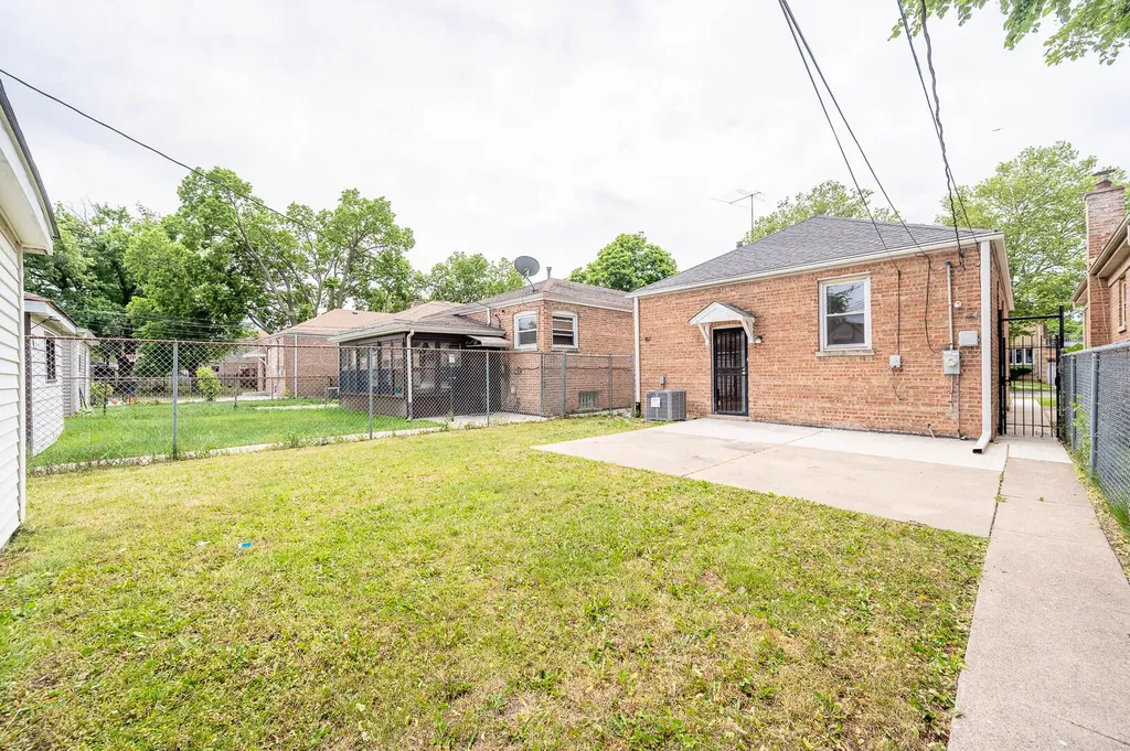 10449 South Vernon Avenue Chicago IL 60628