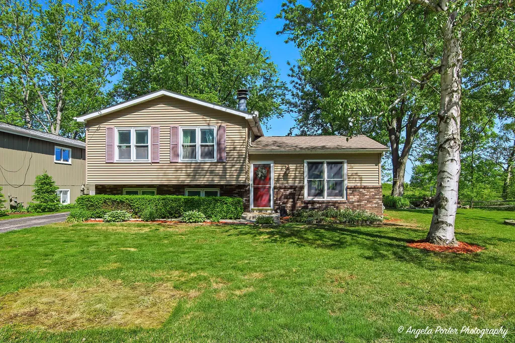 12 Sunshine Avenue Third Lake IL 60030