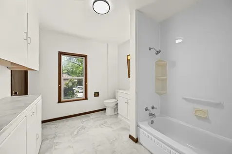 204 15TH Avenue East Moline IL 61244