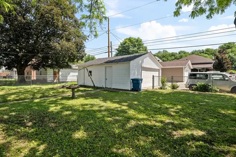 204 15TH Avenue East Moline IL 61244