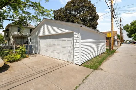 204 15TH Avenue East Moline IL 61244