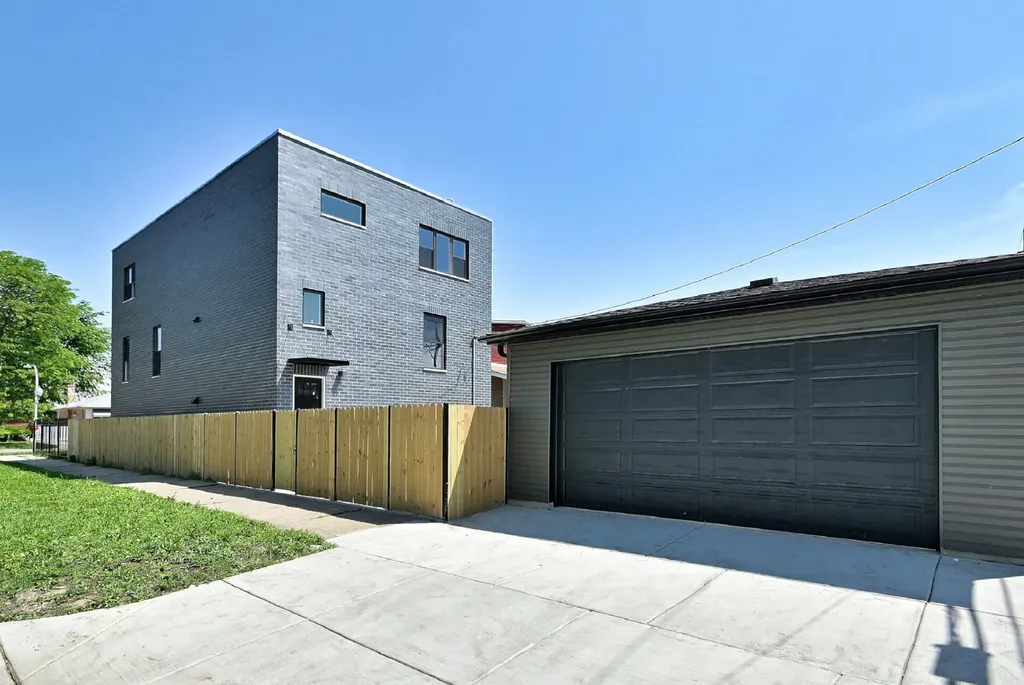 4857 West Hirsch Street Chicago IL 60651