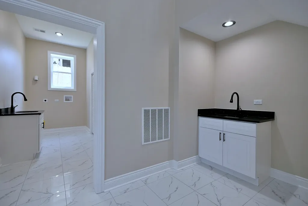4857 West Hirsch Street Chicago IL 60651