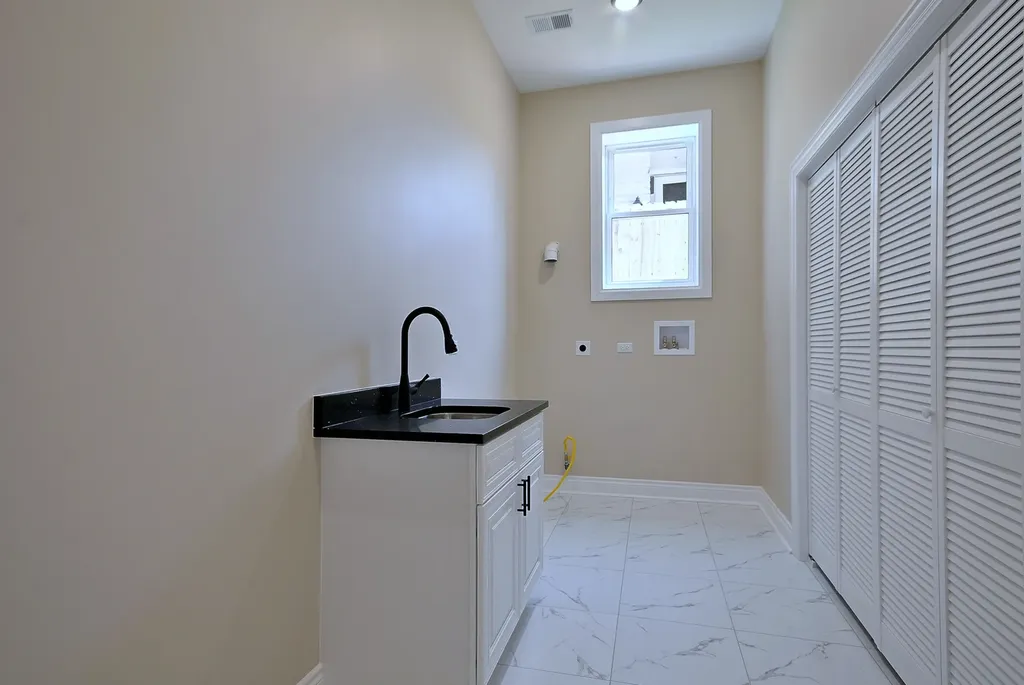 4857 West Hirsch Street Chicago IL 60651