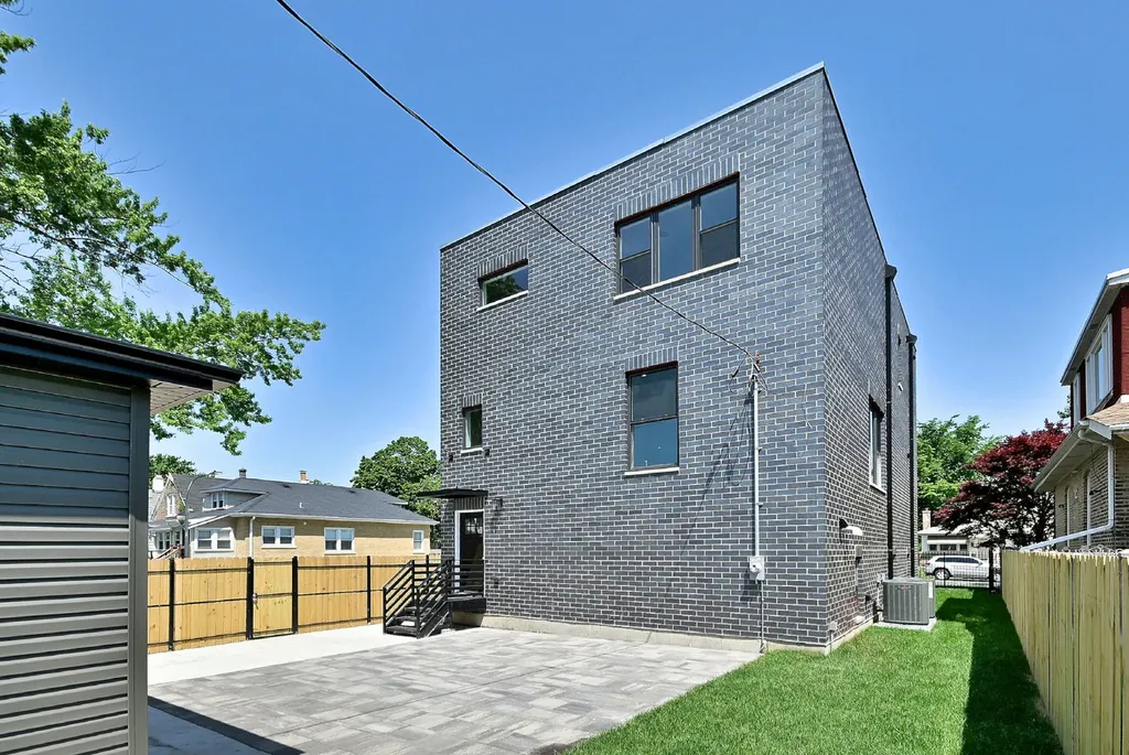 4857 West Hirsch Street Chicago IL 60651