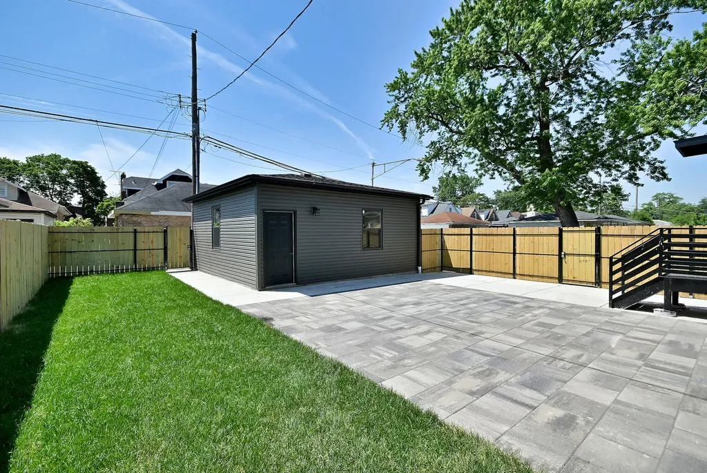 4857 West Hirsch Street Chicago IL 60651