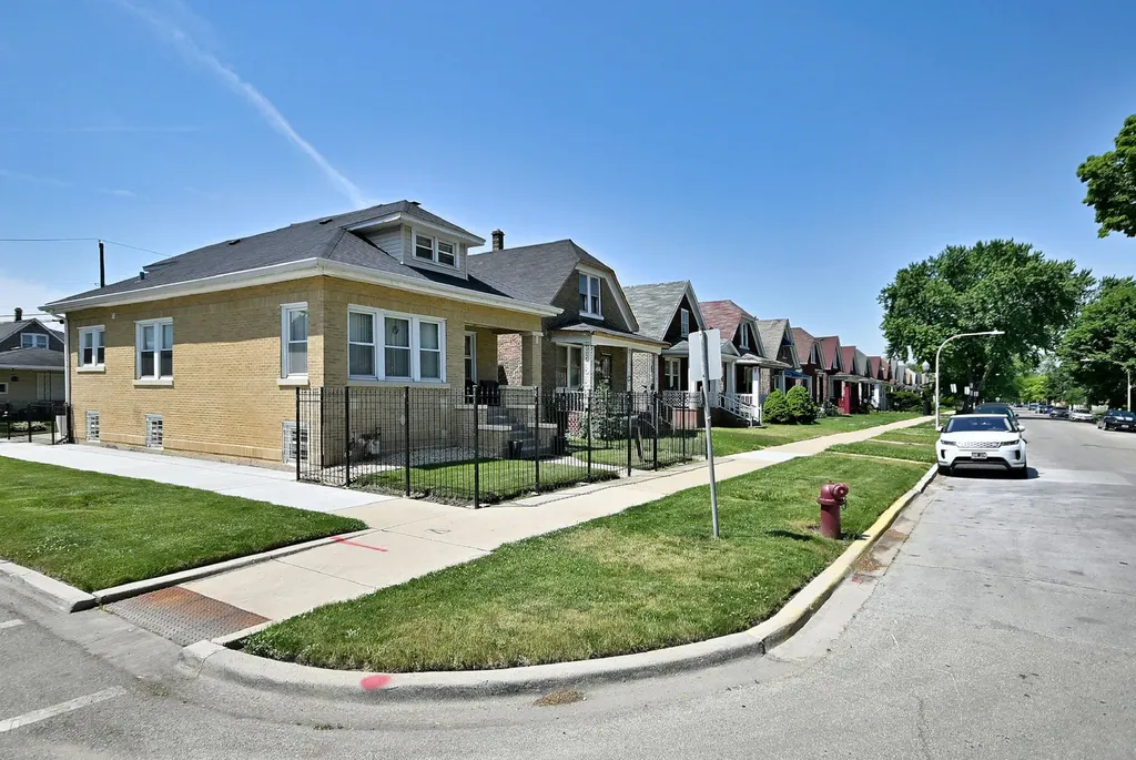 4857 West Hirsch Street Chicago IL 60651