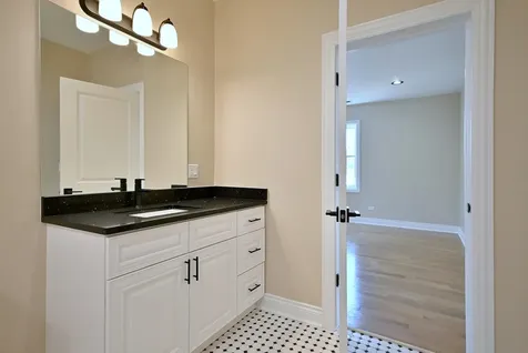 4857 West Hirsch Street Chicago IL 60651