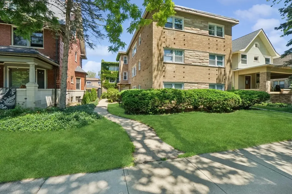 1528 West Chase Avenue Chicago IL 60626