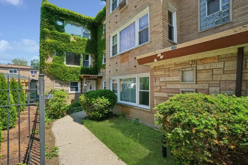 1528 West Chase Avenue Chicago IL 60626