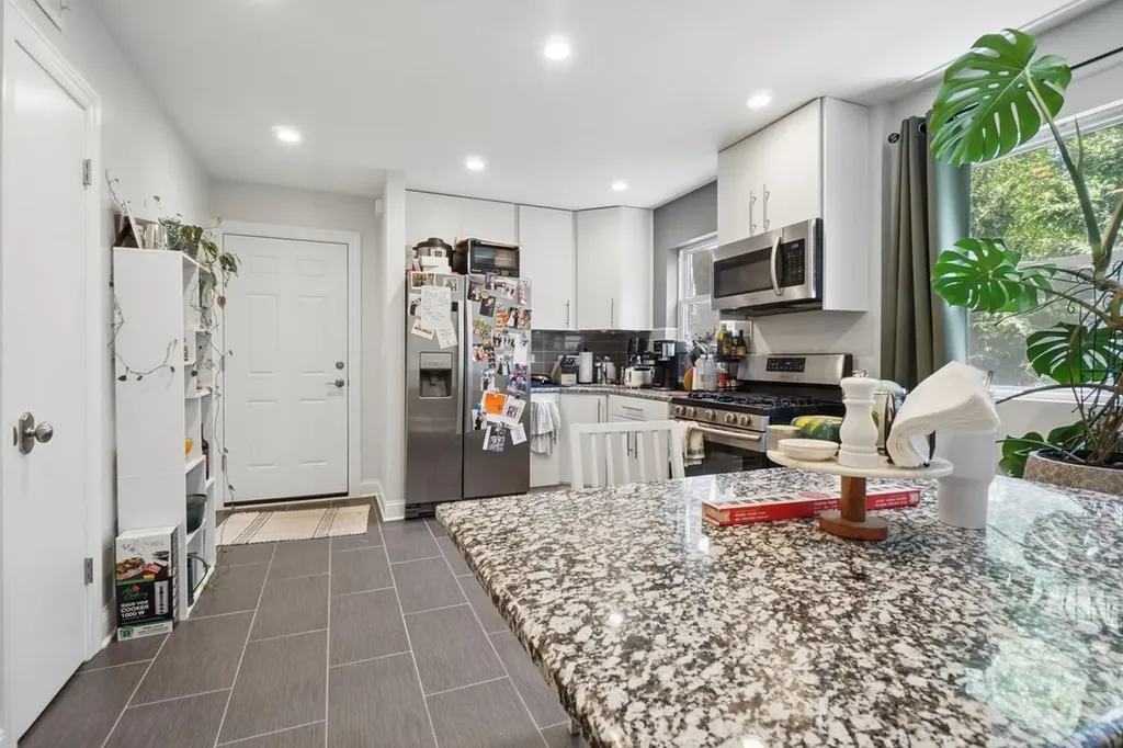 1528 West Chase Avenue Chicago IL 60626