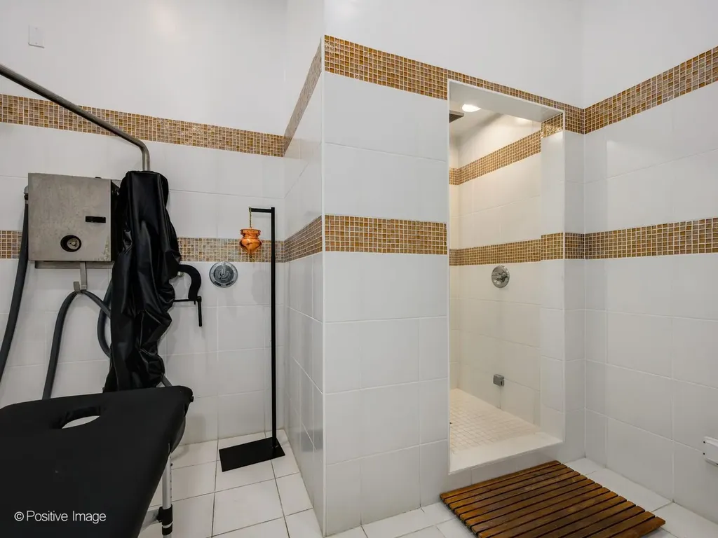 3248 North Sheffield Avenue Chicago IL 60657