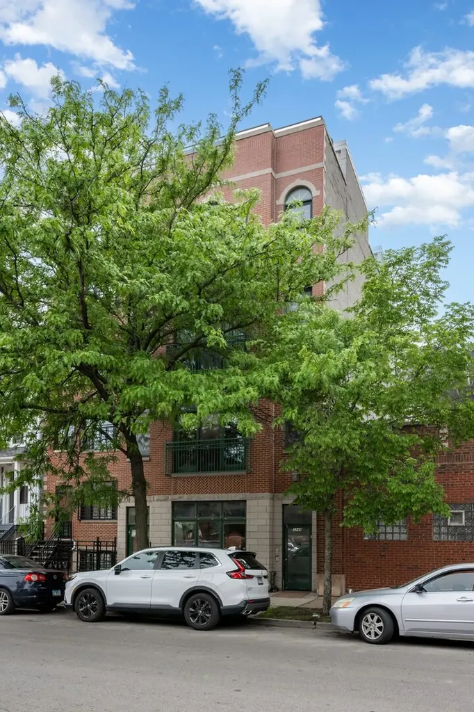 3248 North Sheffield Avenue Chicago IL 60657