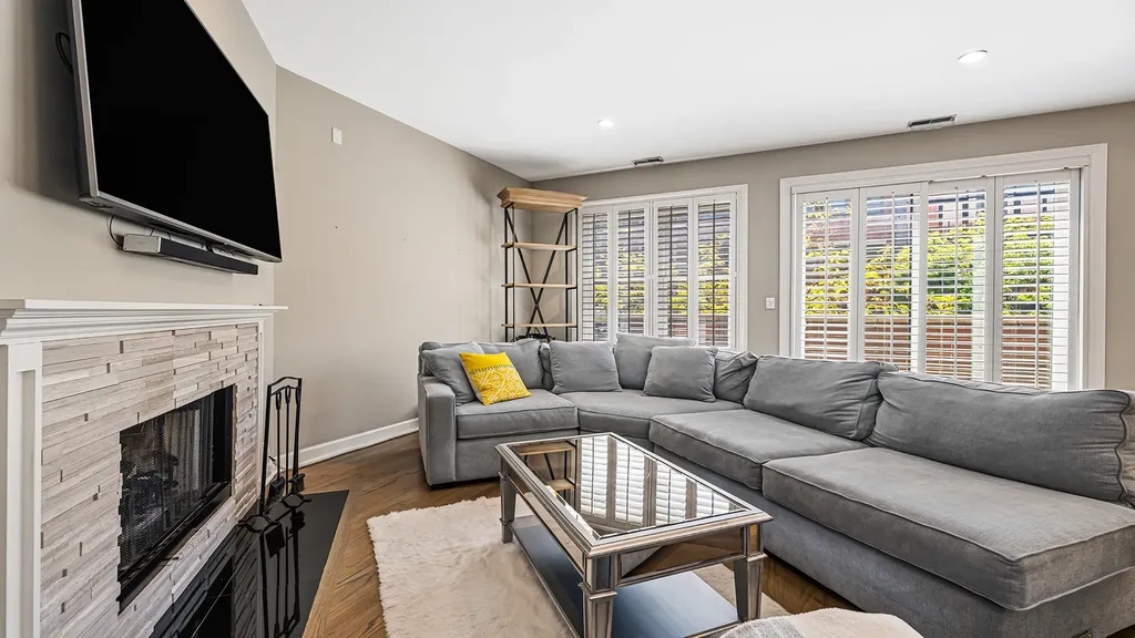 2733 North Lincoln Avenue Chicago IL 60614