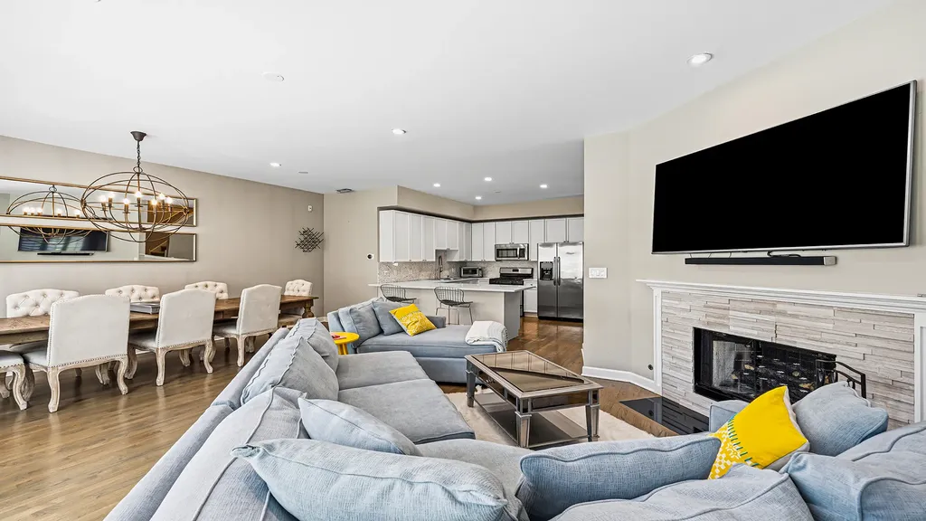 2733 North Lincoln Avenue Chicago IL 60614