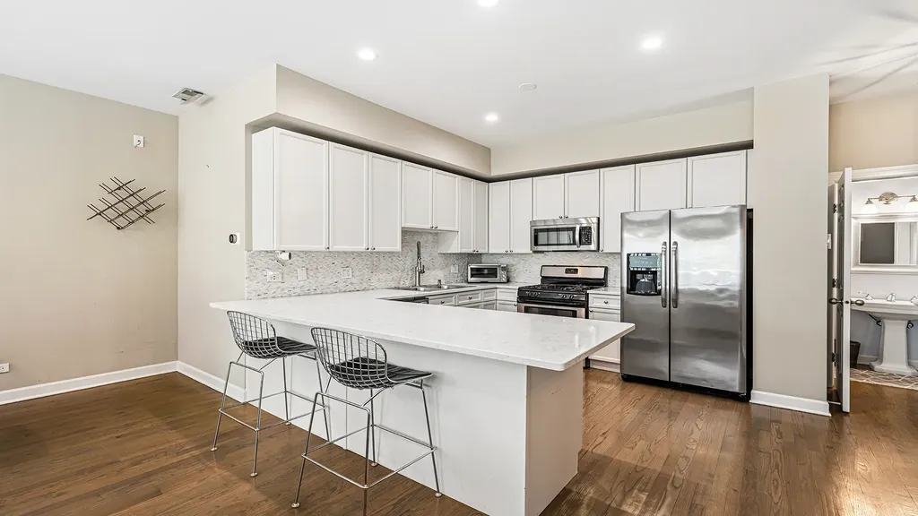 2733 North Lincoln Avenue Chicago IL 60614