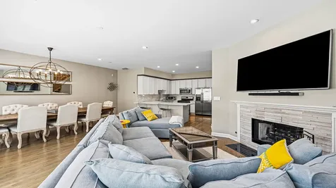 2733 North Lincoln Avenue Chicago IL 60614