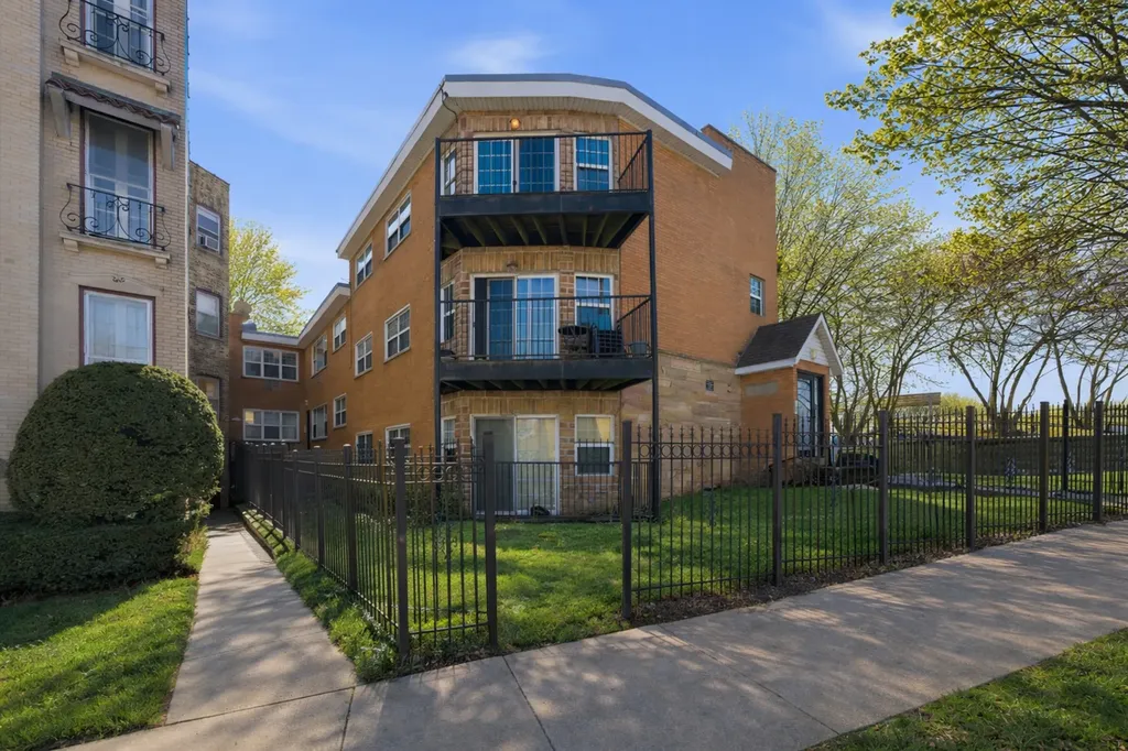 1937 West Pratt Boulevard Chicago IL 60626