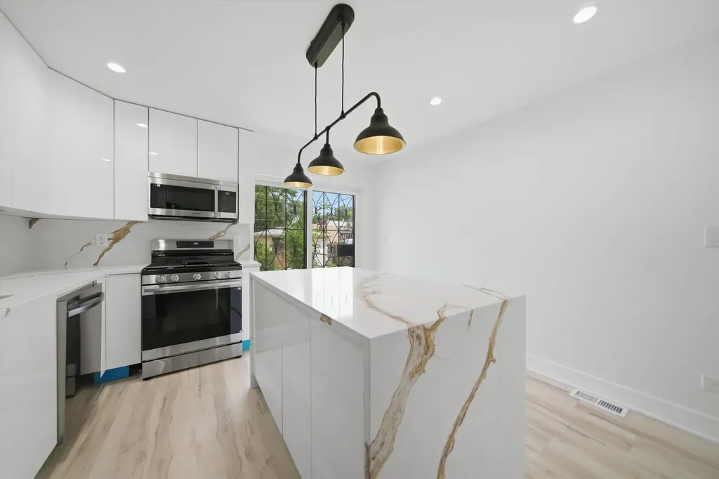 1034 West 87th Street Chicago IL 60620